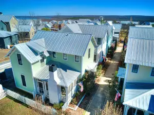 Lilypad Landing: Outdoor Fireplace - 12 PM Check-IN