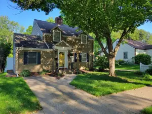Charming home, quiet neighborhood< 2mi to Shattuck, game room, deck