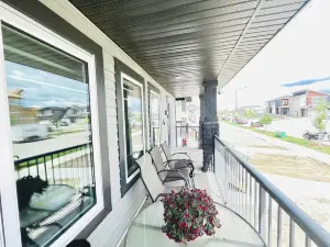 EdmontonLuxuryHome*14Min Airport*10Sleep*PoolTable