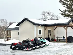 J19 North • Charming Cozy Stay • King Suite • Direct Trail Access •In Town•WiFi