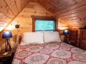 The Windstorm Cabin - Pet-Friendly & a 2-Person Jacuzzi Hot Tub!