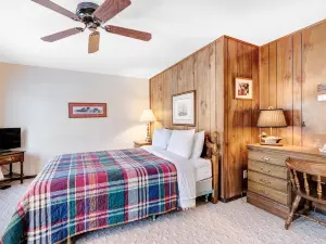 Cozy, family-friendly, riverview condo w/ a furnished patio & gas fireplace