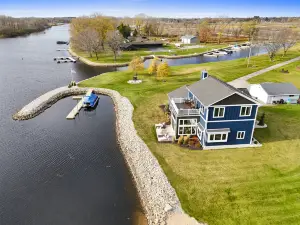 Two Docks and Fire Pit - Stunning Waterfront Haven