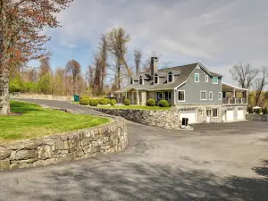Outdoor Entertainment Areas: Spacious Katonah Gem!