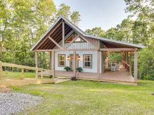 Serene Kentucky Cabin w/ Fireplace + Fire Pit!