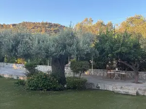 Ampoulos Rooms & Apartments