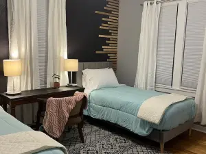 Wren’s Hideaway Sleeps 8 Historic downtown neighborhood Charming & Relaxing