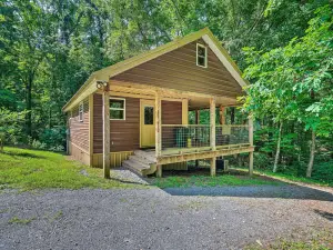 Peaceful Decatur Cabin w/ Grill & Fire Pit!