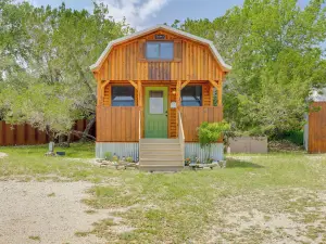 Cozy Couple's Cabin Retreat in Concan!