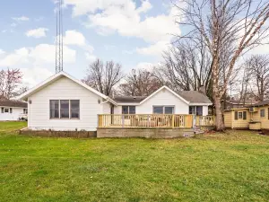Lakefront Luxury on Lake Manitou - Modern Comforts & Stunning Views