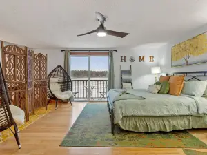Spacious Pet Friendly Waterfront w/ Hot Tub & Yogo Studio-Sleeps 12!