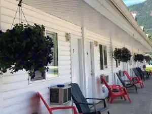 Pines Motel