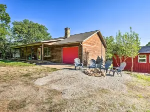Quiet & Cozy Omaha Cabin ~ 20 Mi to Branson!