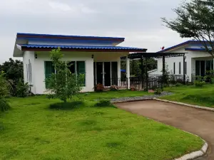 บ้านสวนธนิสร & Rolf