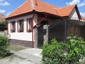 Family Friendly 2-Bed Cottage in Periș