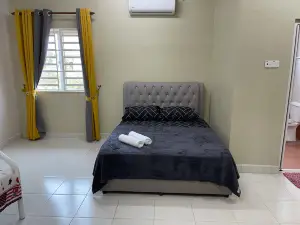 SHAH HomeStay Gong Badak(4 Bilik) with NETFLIX