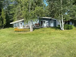 Cozy Cottage with private beach front on Lake Huron- short drive to Tawas City!