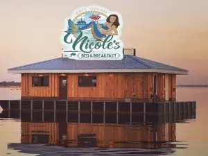 Nicole’s Clean Cozy HouseBoat