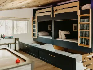 Mountain cabin,Creek access, Hot tub near Hochatown