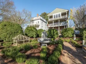Colonial Smithfield Apartment- Close to Williamsburg, VA Beach, & More