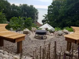 Cottage suite over Lake Erie w  hot tub & beach access  20% discount Nov 16-20