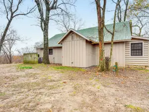 5 Mi to Beaver Lake Family Cabin with Game Room