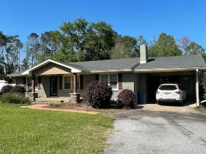 2-bedrooms 1-bath house in Lyons with WiFi, AC, and printer.