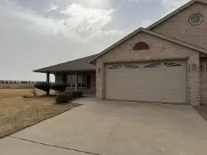 Luxurious 3-bedroom- 3 bath, short drive to Lambeau--- De Pere.