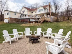 Valley VIEWS! Hot tub, Game Room, Acres to Roam!
