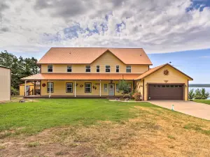 บ้านริมน้ำที่ Lake Eufaula: มีระเบียงหลายชั้น