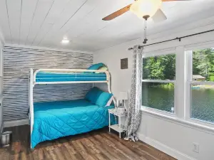 Randall Lake Retreat-Limit 7 3 Bedroom Villa by Redawning