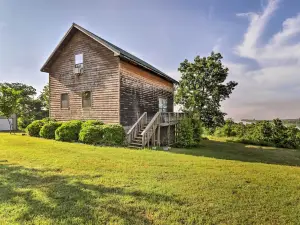 Rustic Lamar Cabin w/ Deck & Private Hot Tub