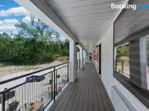 King Suite with Jacuzzi West of St Louis