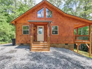 Private Murphy Cabin Rental with Wraparound Porch!