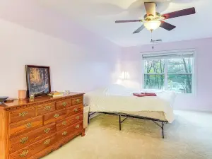 1 Mi to Dtwn Newburgh: Quiet Home w/ Yard!