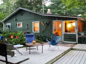 Charming Cabin in Leesville Lake's Best Community. Complimentary Kayaks.