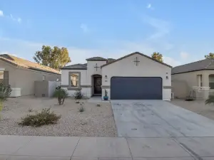 East Valley Peaceful Oasis w/PRIVATE Pool that is HEATED at no extra cost