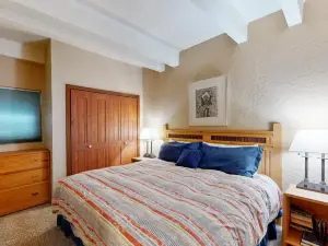 Designer Forest-View Condo with Balcony, Wood Stove & Sunroom - Near Slopes