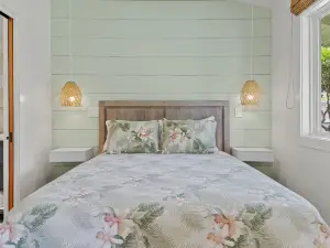 Charming Cottage with Pool and Tropical Garden - Delightful Oasis