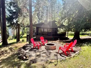 Charming 2-bedroom cabin with lake views offering a quiet, lake-side retreat.