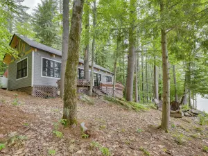 Lakefront Hartford Cabin w/ Canoe & Boat Ramp