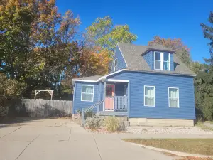 Charming Cottage with Hot Tub and Cozy Outdoor Space - Delightful Getaway