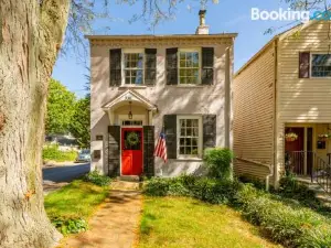 The Walton House - Historic 3Bd 2 5ba with Parking