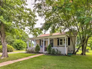 Lucky Dawg Pet-Friendly Abode Near St Louis!