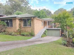 Comfortable Room in Peaceful and Spacious Beecroft Home B1