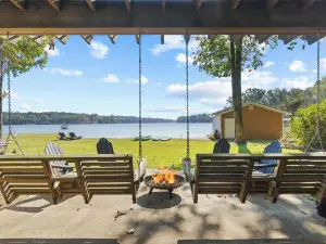 Private Lakefront Spread: BigH2O, Smokehouse, Spa, Firepits, Fence, PETS