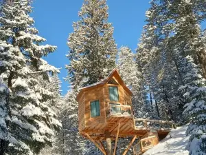 Romantic Treehouse Getaway with Peaceful Mountain Views!