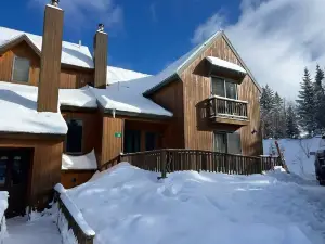 Saddleback- Rock Pond Condo 38- Great Ski in/out location- short walk to lodge