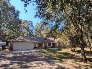 NEW LIST Cozy 3BR Family Home, Quiet Wooded Retreat, 20 Miles to Beach & Casino