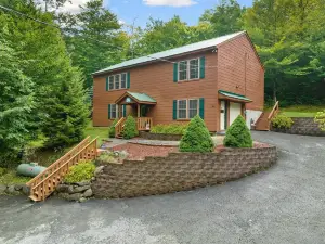 Roomy 3BR Cabin, easy access to snowmobile trail 4 & Hollywood Hills beach/ boat